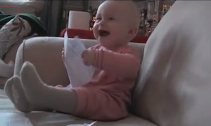 紙を破ると大笑いする赤ちゃん