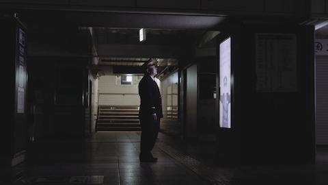 東京メトロとサントリーは定年退職を迎える駅長を労うサプライズ企画「THE LAST TRAIN」を実施